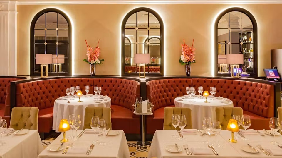 Ekskluzywne wnętrze restauracji gastronomicznej
